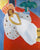 Dame in weissem Kleid vor rotem Hintergrund