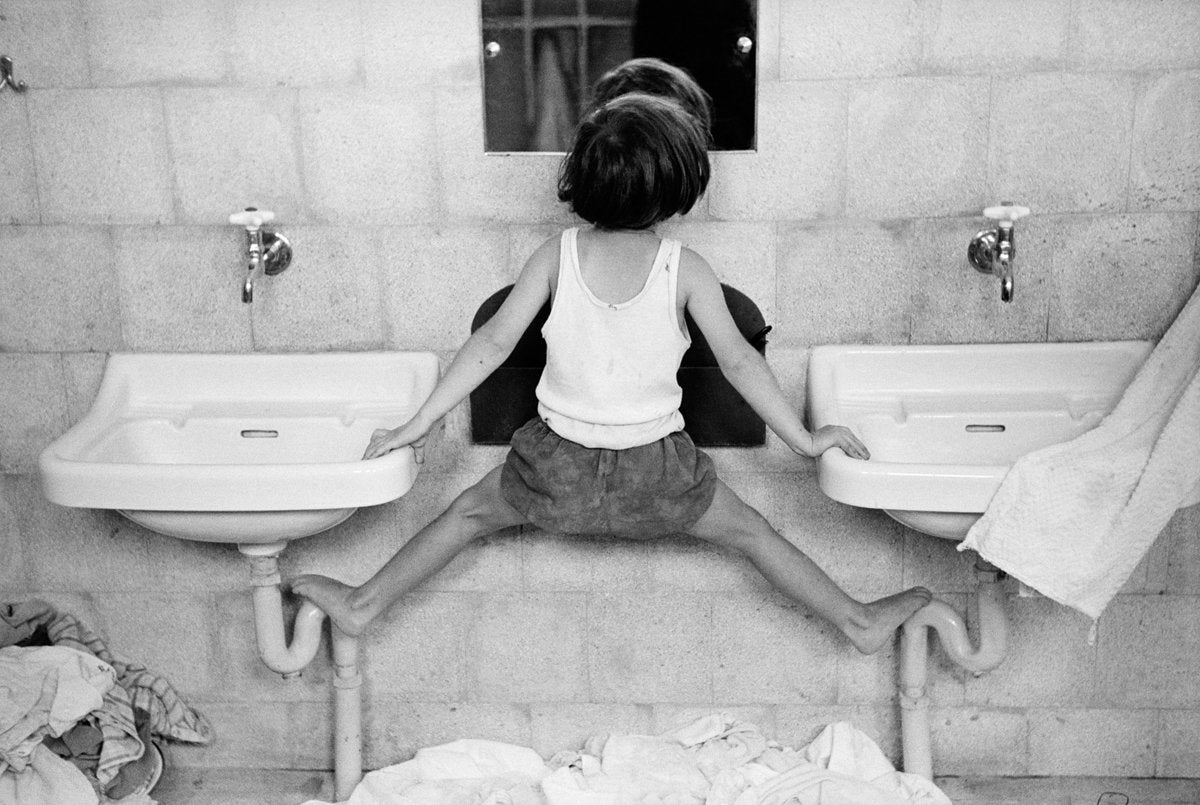 Ruth Orkin - Tirza on Sinks