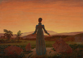 Frau vor der untergehenden Sonne