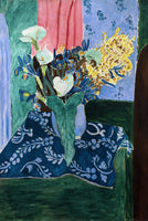 Blumen in blauer Vase auf blauer Tischdecke