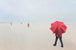 Bernhard Kock - Am Strand, mit rotem Schirm